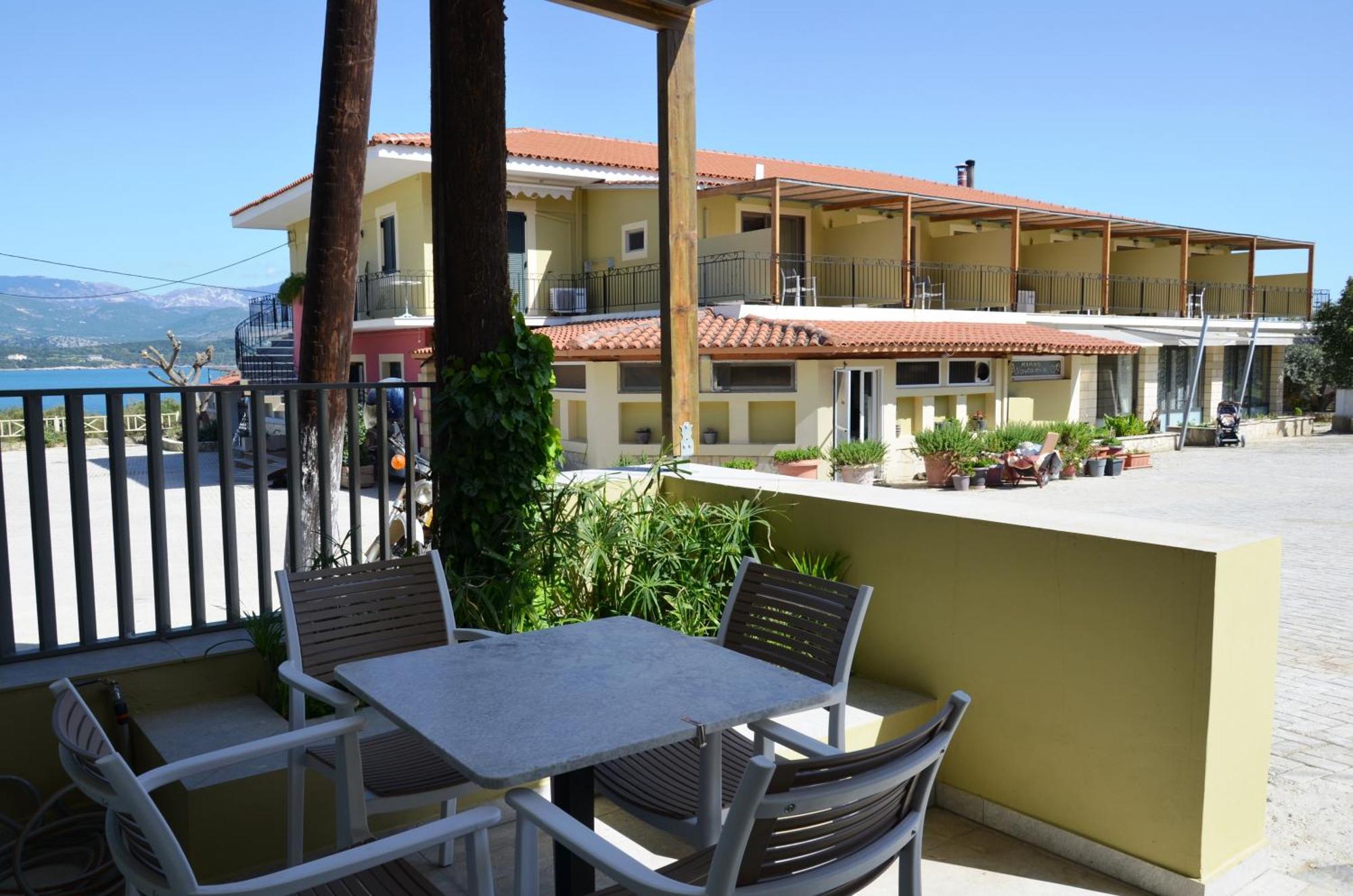 Apolafsi Aparthotel Lixouri Exterior photo
